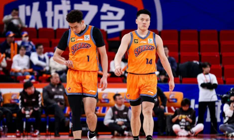 亚眠球员合练备战，迎战强大对手势在必得的简单介绍